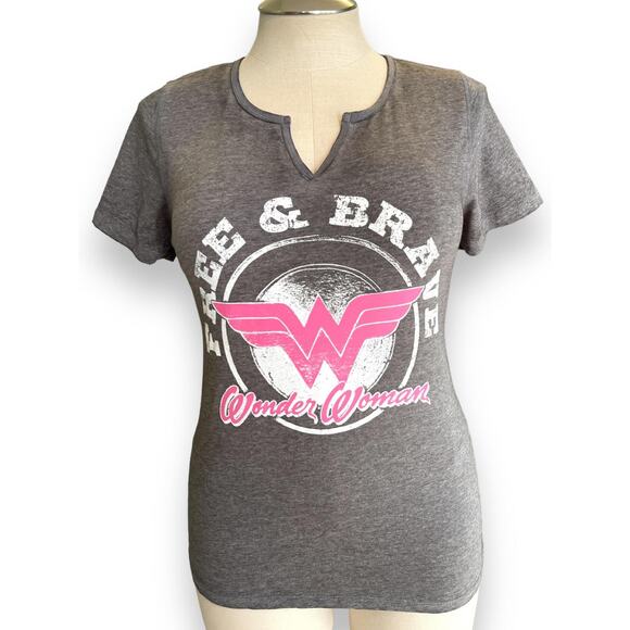 Torrid Plus Size‎ 2 Wonder Woman DC Comics Free & Brave V-Neck T Shirt Pink Logo - Picture 1 of 2